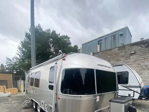 2021 Airstream Globetrotter 23FB Twin; twin — photo 2