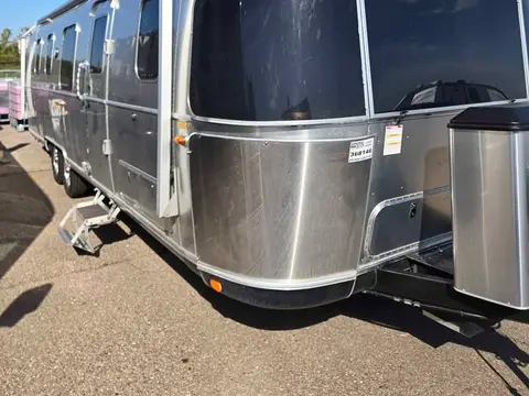 2021 Airstream Classic 33FBT — photo 2