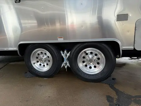 2021 Airstream International Serenity 27FB Twin — photo 5