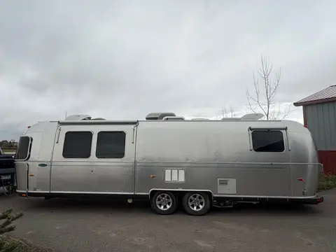 2006 Airstream Classic 30’ w slide out 30 ft — photo 2