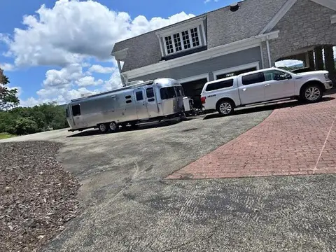 2024 Airstream Classic 31' RBT — photo 1