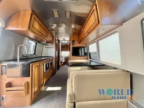 2017 Airstream Classic 30 — photo 2