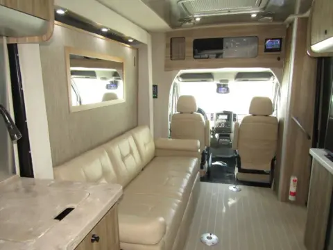 2019 Airstream Atlas TOMMY BAHAMA MURPHY SUITE TB — photo 3