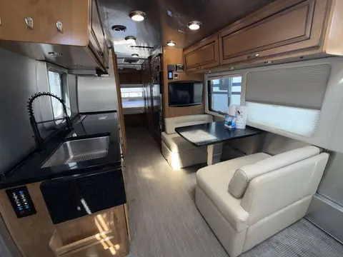 2017 Airstream Classic 30 — photo 3
