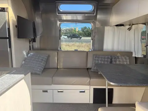2023 Airstream Flying Cloud 25RB — photo 5
