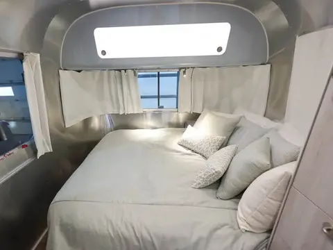2025 Airstream International Queen bed 23 ft — photo 5