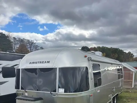 2025 Airstream International 27FB Queen — photo 2