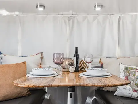 2018 Airstream International Signature 25FB Twin — photo 4