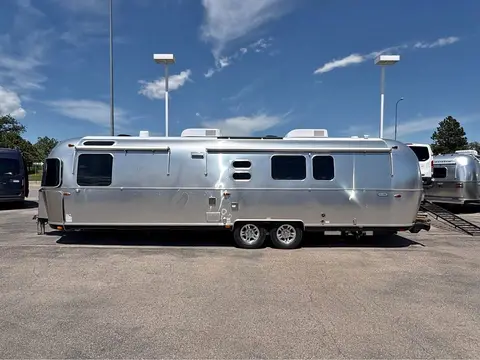 2026 Airstream Classic 33FB — photo 1