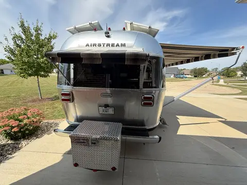 2021 Airstream Globetrotter 27 ft twin 27 ft — photo 5