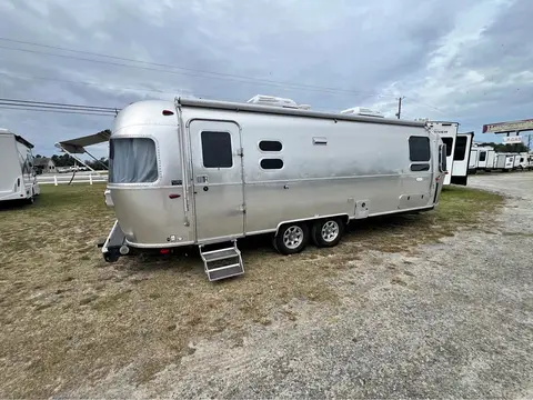 2022 Airstream Flying Cloud 27 FB Rear Hatch — photo 1