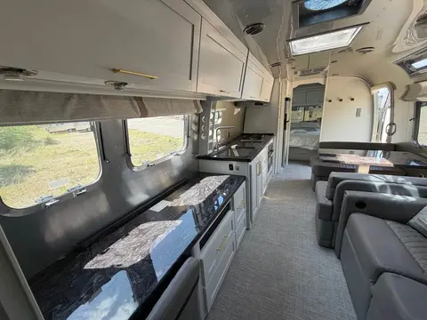 2024 Airstream Classic 33FB — photo 3