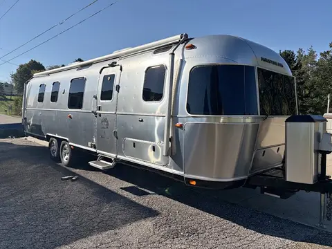 2019 Airstream Classic 33FB Twin — photo 1