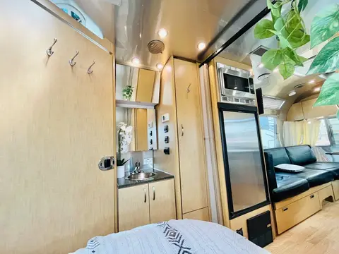 2016 Airstream Flying Cloud 23D — photo 4