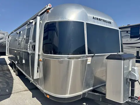 2017 Airstream Classic 30 — photo 1