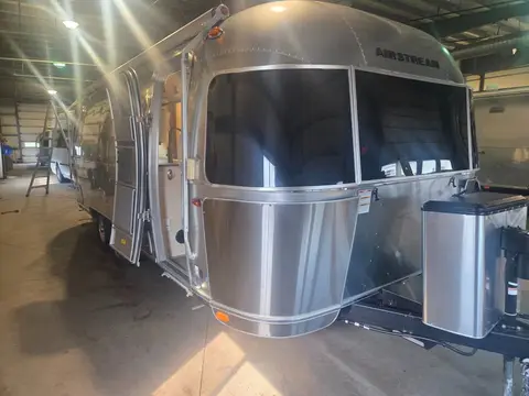 2023 Airstream Flying Cloud 25RBT; rear — photo 2