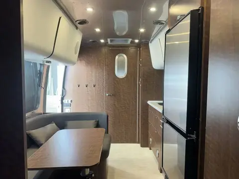 2021 Airstream Globetrotter 23FB Twin — photo 5