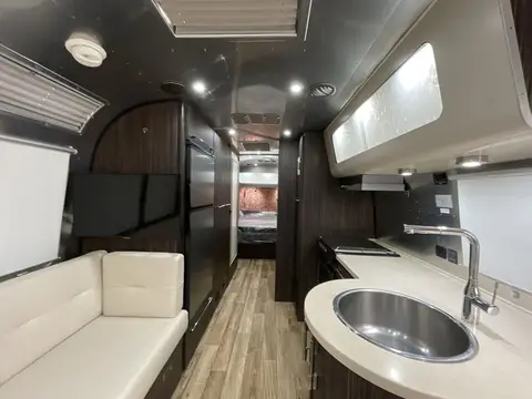 2018 Airstream International Signature 27FBQ — photo 5