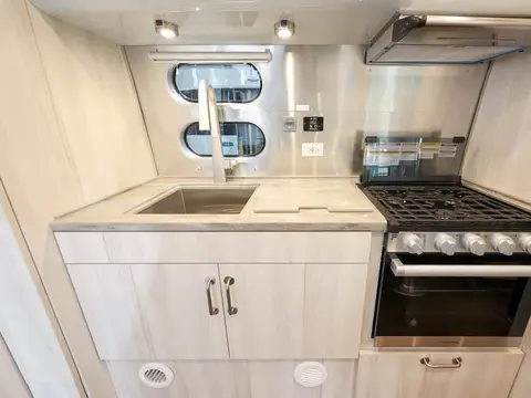 2025 Airstream International Queen bed 23 ft — photo 4