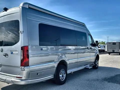 2025 Airstream Tommy Bahama Interstate 24GT Package — photo 3