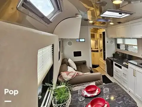 2021 Airstream Classic 33FB Queen — photo 2