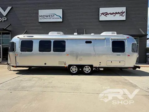 2027 Airstream Classic — photo 5