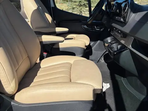 2025 Airstream Tommy Bahama Interstate — photo 2
