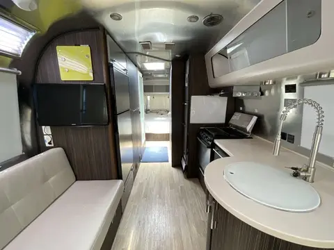 2016 Airstream International Serenity 27FB — photo 2