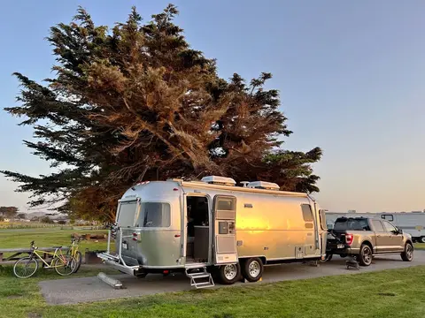 2022 Airstream Globetrotter 25FB Twin — photo 1