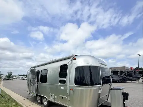 2023 Airstream Flying Cloud 23FB — photo 3