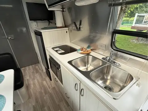 2019 Airstream Bambi Sport 22FB — photo 3