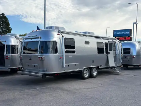 2027 Airstream Classic 28RT — photo 2