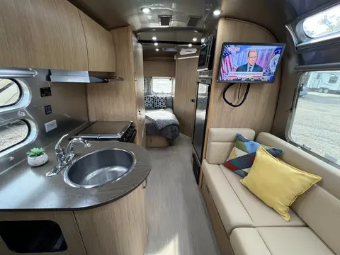 2017 Airstream Flying Cloud 23D — photo 5