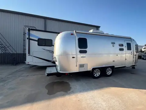 2017 Airstream Flying Cloud 23D — photo 3