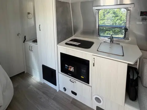 2022 Airstream Bambi 19CB — photo 5