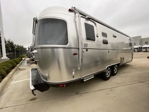 2018 Airstream International Signature 27FBQ — photo 2