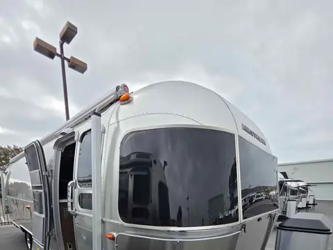 2022 Airstream Classic 30 RBQ — photo 4