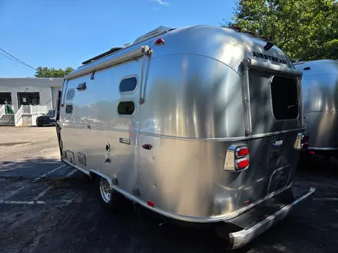 2018 Airstream Tommy Bahama 19CB — photo 5
