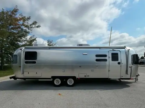 2025 Airstream Globetrotter 30RBT — photo 2
