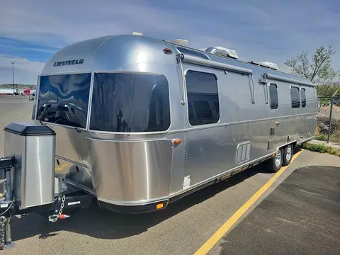 2020 Airstream Classic 33 Queen — photo 1