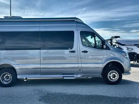 2025 Airstream Tommy Bahama Interstate 24GT Package — photo 2