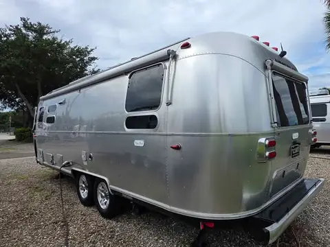 2022 Airstream Flying Cloud 28RB — photo 3