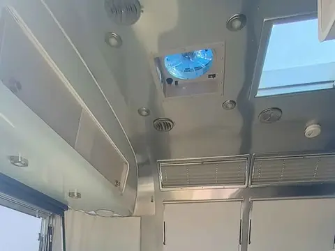 2022 Airstream International — photo 4