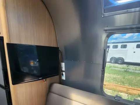 2018 Airstream Flying Cloud 25QB — photo 3