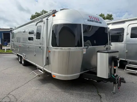 2023 Airstream International 30RBT — photo 2