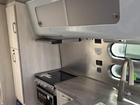 2025 Airstream International 27FB — photo 3