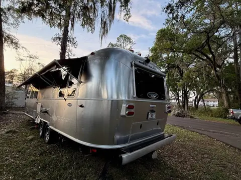 2019 Airstream International Signature 30RBQ — photo 2