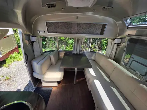 2017 Airstream International Serenity 27FBQ — photo 5