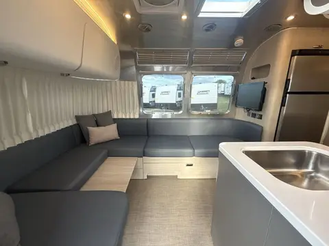 2024 Airstream Globetrotter 27FB TWIN — photo 2