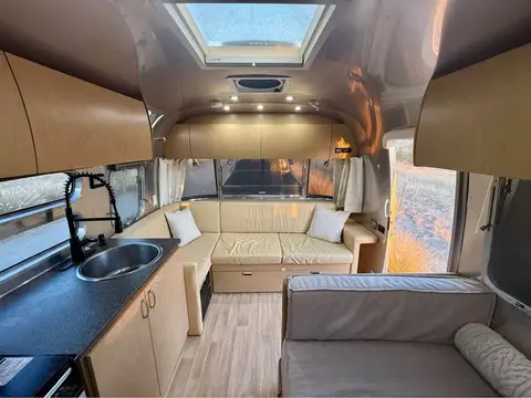 2011 Airstream Flying Cloud Rear Queen Bed — photo 5